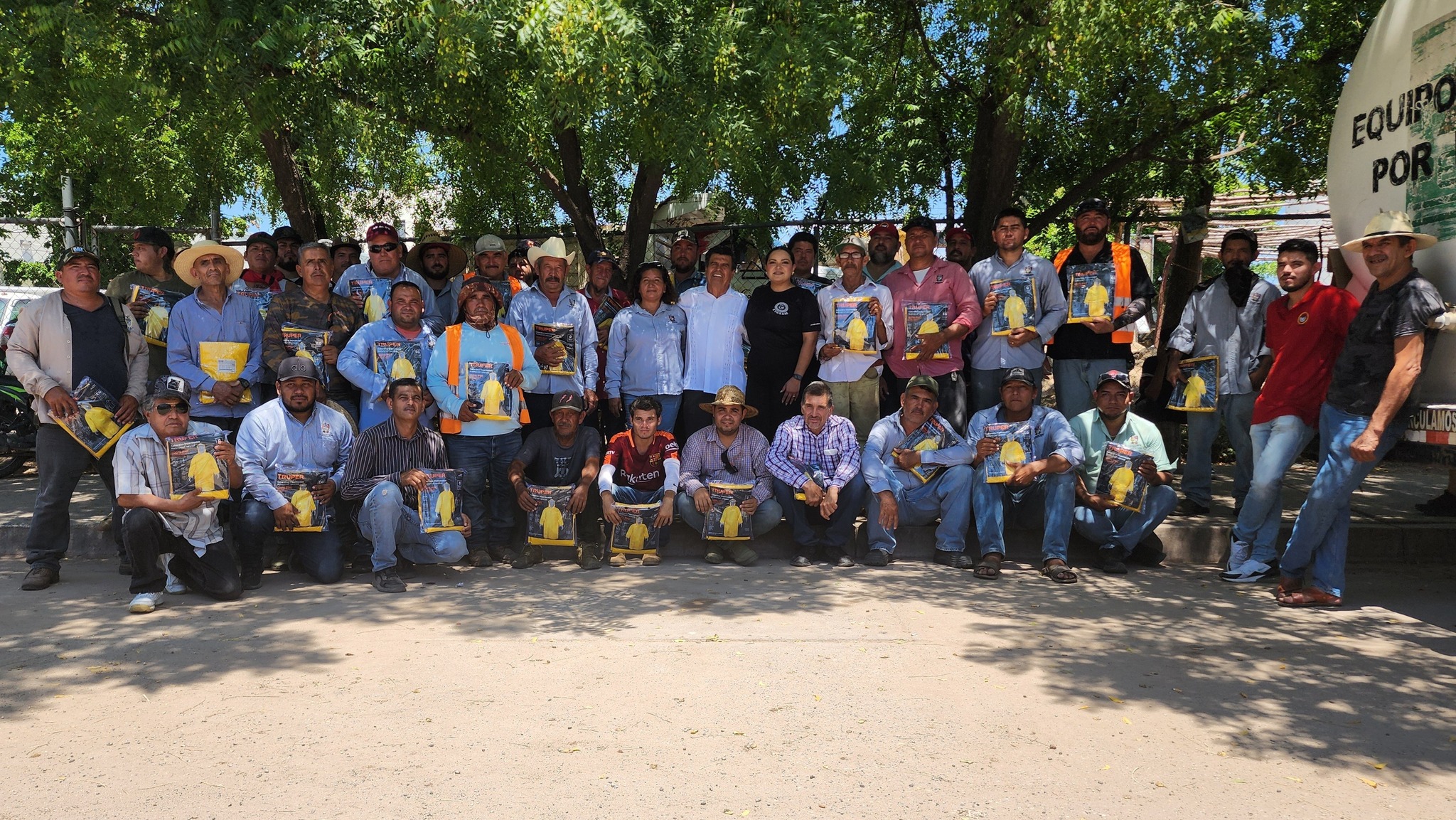 Entrega de impermeables a trabajadores de Servicios Públicos y Taller Municipal en Mocorito
